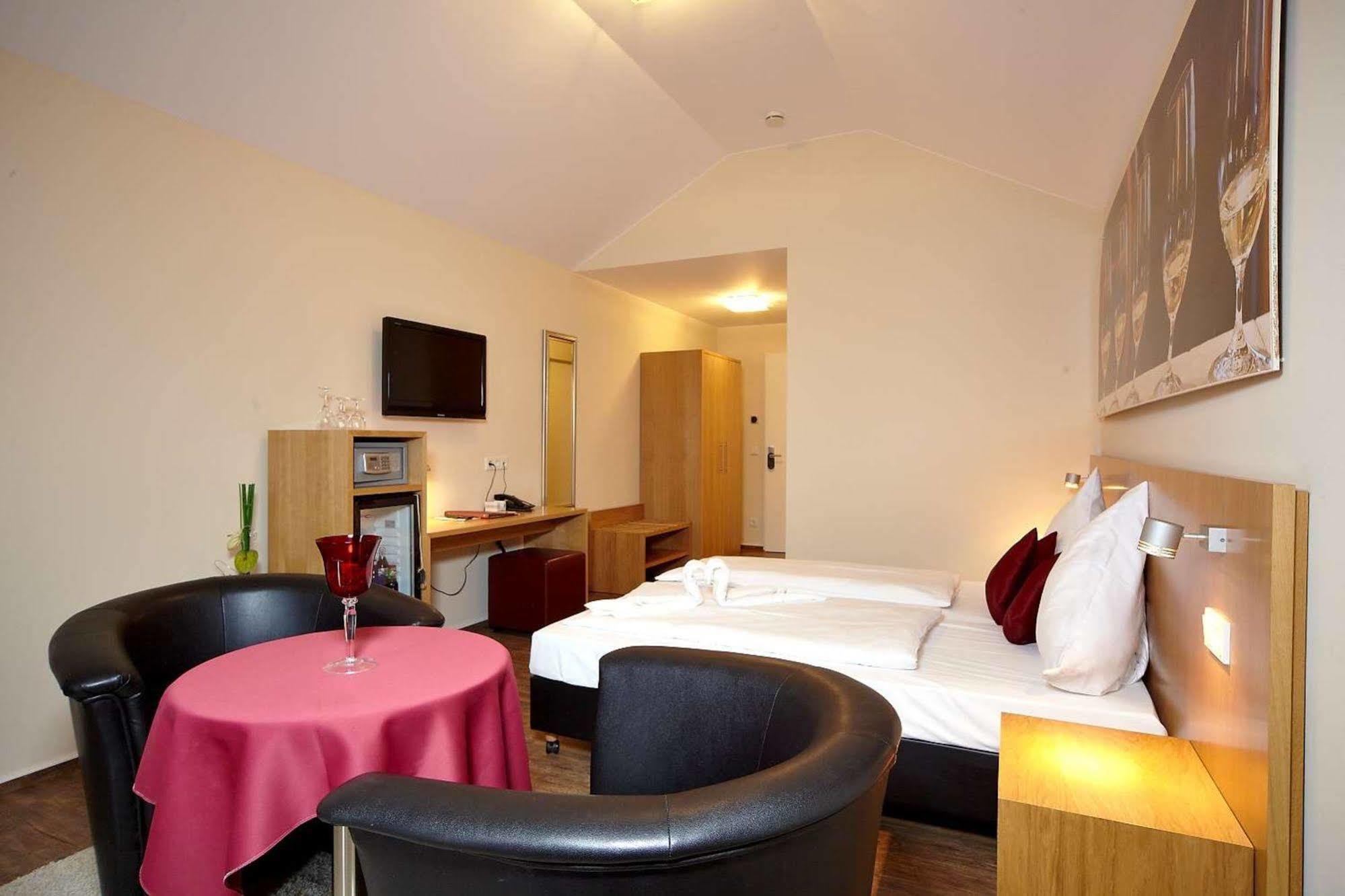 Christiana'S Wein & Art Hotel Bernkastel-Kues Exterior photo